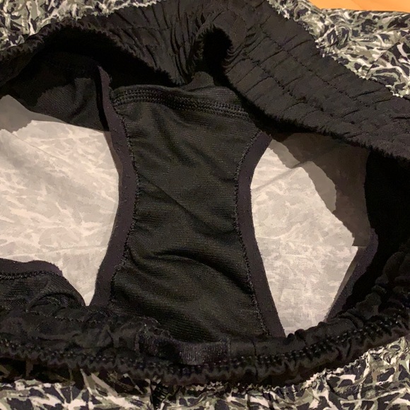 🌟HP🌟VEUC Lululemon Black/White/Army Green Patterned Tracker shorts- size 6 - Picture 9 of 17